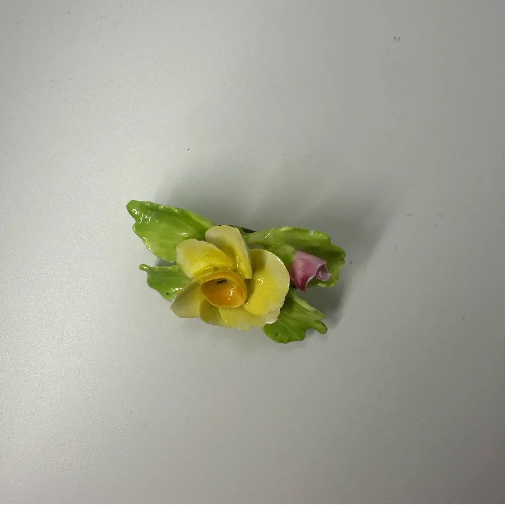 Vintage Staffordshire China Flower Made in England Brooch Pin - Picture 2 of 8
